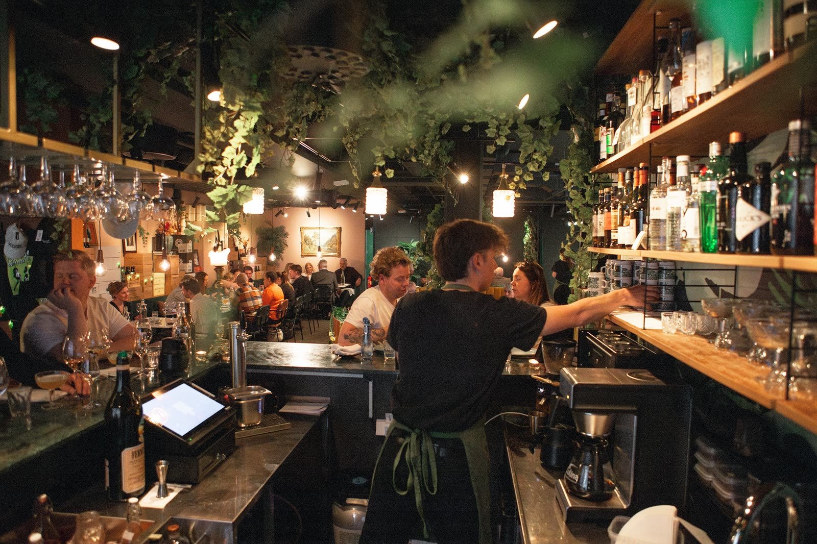 Gjester i baren en travel kveld