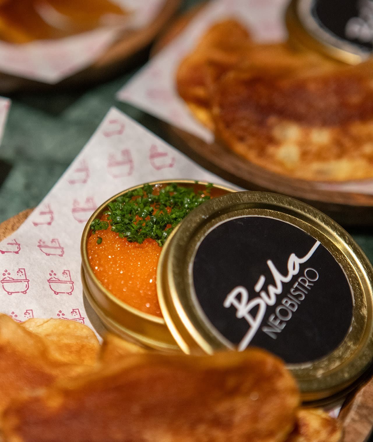 En boks kaviar med Bula-logo, servert med sprø chips